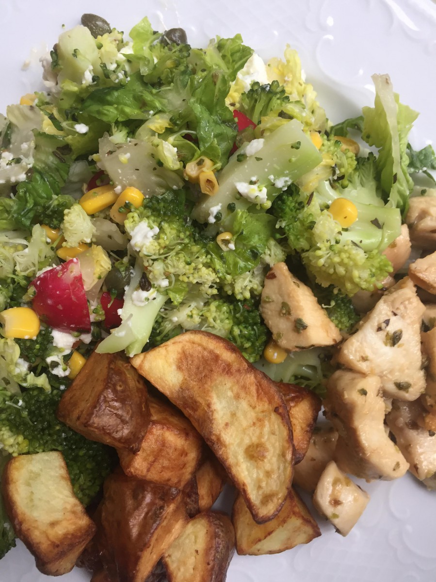Zomerse salade met kip en gebakken aardappels | FOOD&YOU